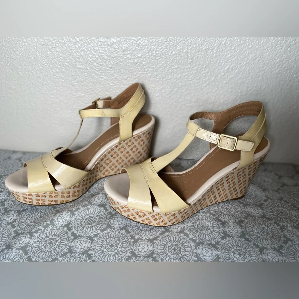 Clarks Artisan~Amelia~Patent Leather~Open Toe~T-Strap~Buckle~Wedge~Sandal~Size 8
